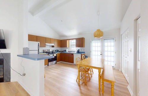Clearwater House | Peaceful single family home with shared pool and sports courts access