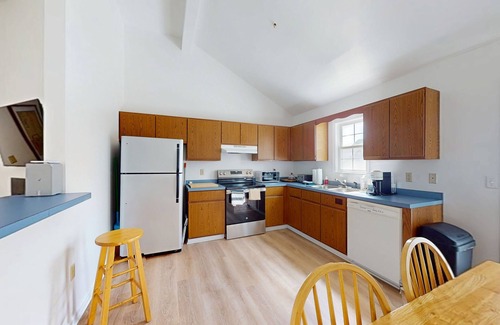Clearwater House | Peaceful single family home with shared pool and sports courts access