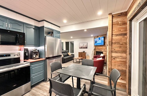 Collingwood House | Peaceful Ski Golf Spa Patio sleeps 6. Hang out in hammock