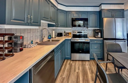Collingwood House | Peaceful Ski Golf Spa Patio sleeps 6. Hang out in hammock