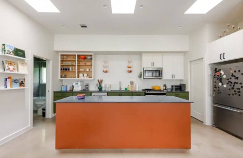 South Manchaca House | Peaceful South Austin Designer Retreat – Yard, Pool & Patio