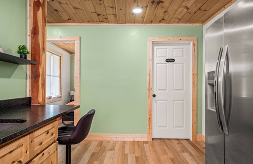 Crossville Cabin | Peaceful, Spacious, Charming 4-bedroom cabin fully equipped