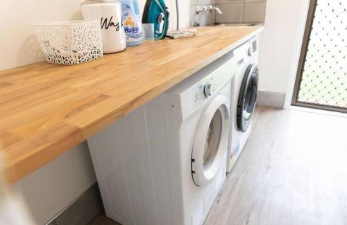 Shailer Park Apartment | Peaceful Studio Close to shops, motorway, national forest & koalas!