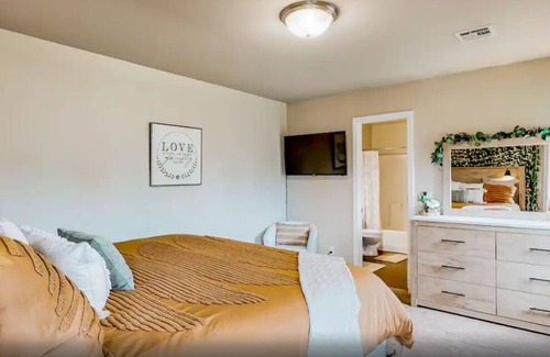 Broken Arrow House | Peaceful Suburban Living in Broken Arrow with Hot Tub for Relaxation.
