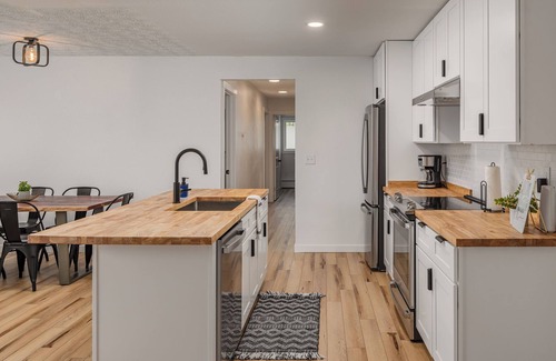 Northeast Anchorage House | Peaceful Valley 2