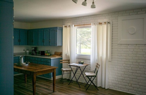 Cressy House | Peaceful waterfront cottage in Prince Edward County