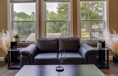 Simpsonville Apartment | Peaceful Waterfront Studio 16 Mi to Greenville!