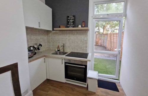 Dudden Hill Apartment | Peaceful well equipped flat near central London