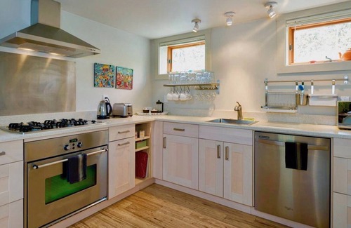 Ravenna Apartment | Peaceful yet close to everything & family & walk friendly & Free parking!