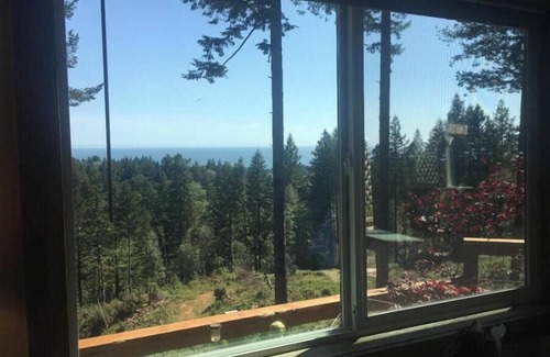 Brookings Cottage | Peacefull hilltop cottage with huge ocean views!