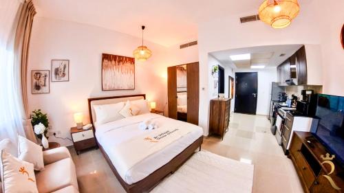 Abu Dhabi Apartment | Peach Bliss Studio - Balcony, Pool & Gym Access Near Al Reef Beach