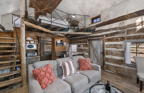 Fredericksburg Cabin | Peach Cabin at Lost Creek/Close to Downtown/Hot Tub/Sleeps 2