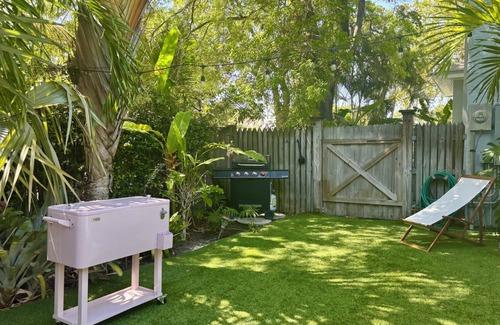 Palm Beach - West Palm Beach Cottage | Peach Cottage: Palm Beach-style bliss, shared pool