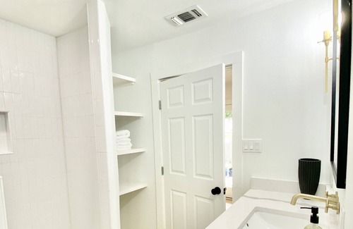 Fredericksburg Cottage | Peach on Peach St - Downtown Fredericksburg!