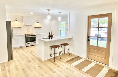 Fredericksburg Cottage | Peach on Peach St - Downtown Fredericksburg!