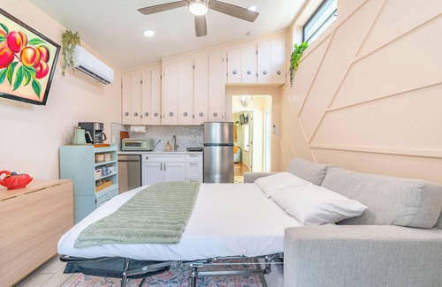 Tampa House | Peachy Paradise Tiny home getaway w/Patio & Putting green