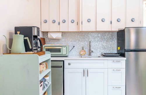 Tampa House | Peachy Paradise Tiny home getaway w/Patio & Putting green