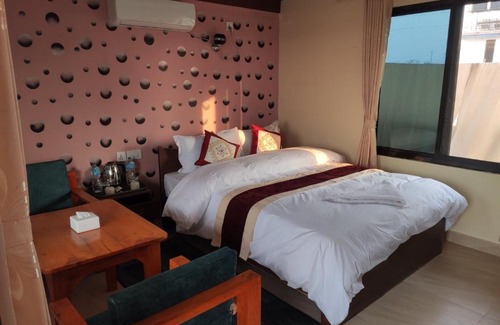 Sauraha Hotel | Peacock - a family-run hotel