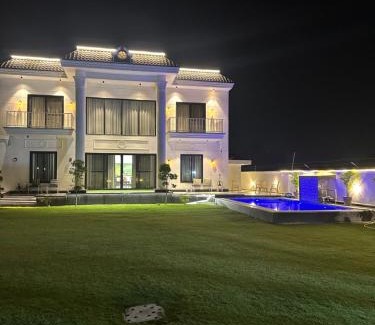 Gautam Buddh Nagar District House | Peacock Bay Villa Holiday Home