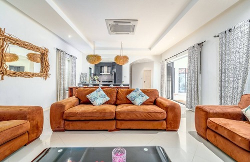 Na Chom Thian Villa | Peacock Beachside.Pool Villa with BBQ grill and private swimming pool near beach