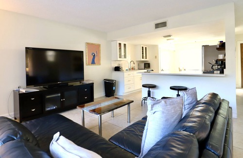 River Oaks Apartment | Peacock Paradise-Close to Airport, Cruiseport