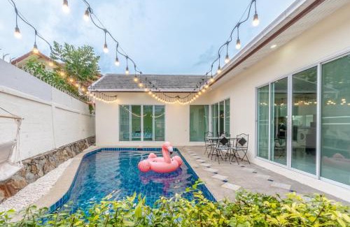 Nong Prue Villa | Peacock Pool Villa