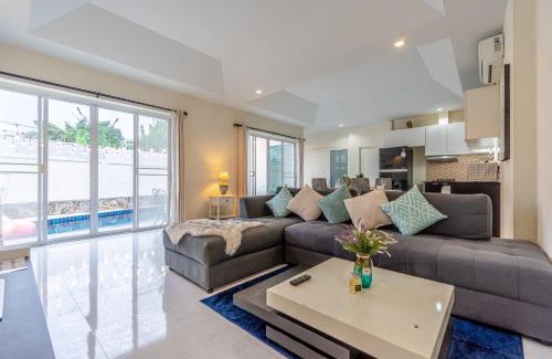 Nong Prue Villa | Peacock Pool Villa