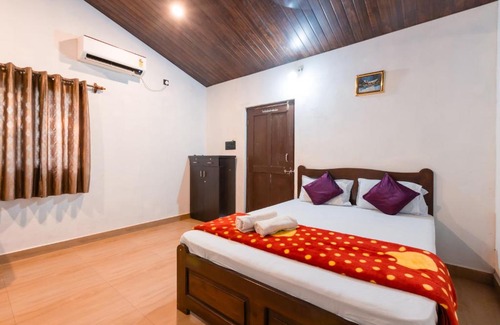 Nagoa House | Peacock Retreat 5BR Cottages with Private Pool & Scenic Views Saligao