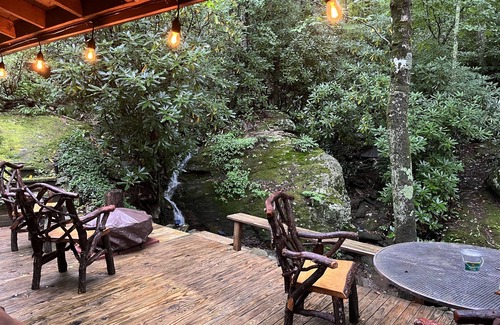 Blowing Rock Cabin | PEACOCK RIDGE Great location, minutes from Blowing Rock and Appalachian Ski Mtn!