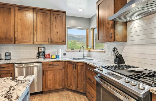Breckenridge House | Peak 7 Mountain Lodge - Hot Tub & Expansive Views!