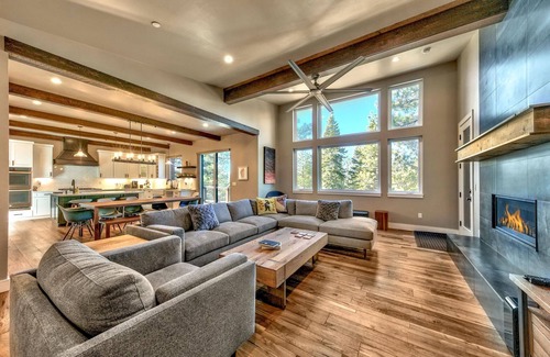 Montgomery Estates Cabin | PeakView: Air Conditioning, Luxury 6br, Hot Tub Game Room, Theater, Bar, Near Lake, Heavenly, Hiking