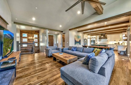 Montgomery Estates Cabin | PeakView: Air Conditioning, Luxury 6br, Hot Tub Game Room, Theater, Bar, Near Lake, Heavenly, Hiking