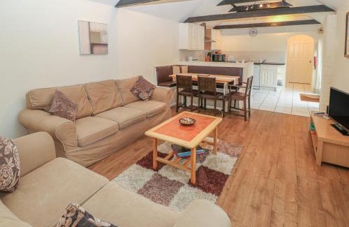 Louth House | Peardrop Cottage