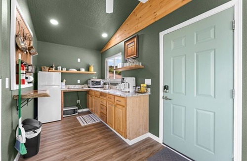 Omaha Cabin | Pearl Bay | Romantic Lakeview Cabin with Hot Tub