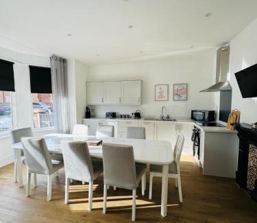 Gorleston-on-Sea House | Pearl House - Delightful 3-4 Bedroom Coastal Getaway