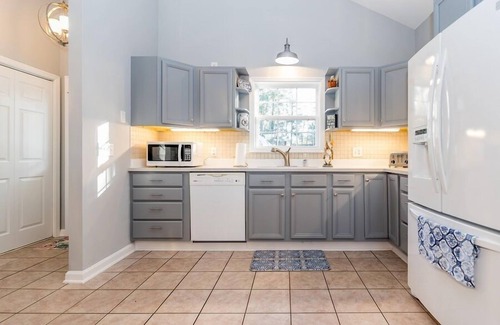 Henrico House | Pearl of the Lake on Lake Gaston! Quiet cove with beauitful views