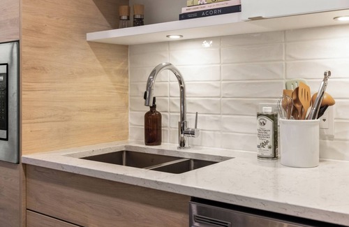 Downtown Victoria Condo | Pearl Sky Suite