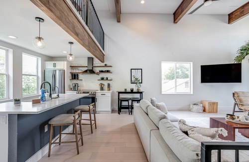 Tobin Hill House | Pearl Townhouse Open Concept Loft: one of a kind near the River & Pearl District