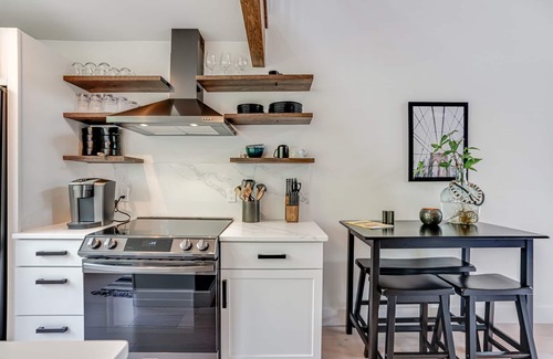Tobin Hill House | Pearl Townhouse Open Concept Loft: one of a kind near the River & Pearl District
