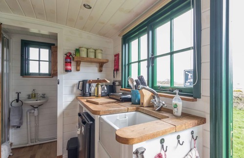 Haltwhistle Cottage | PEAT GATE SHEPHERD'S HUT, romantic, with open fire in Haltwhistle