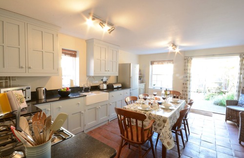Aldeburgh Cottage | PEBBLE BEACH COTTAGE, ALDEBURGH, pet friendly in Aldeburgh