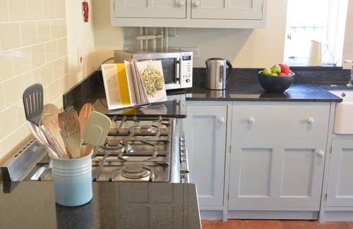 Aldeburgh Cottage | PEBBLE BEACH COTTAGE, ALDEBURGH, pet friendly in Aldeburgh
