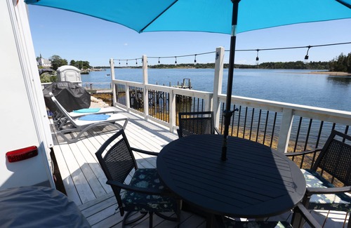 Mahone Bay House | Pebble Oceanside RV Retreat – Waterfront Hot Tub & Deck