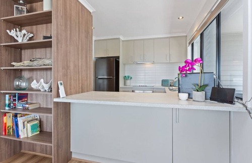 Apollo Bay Apartment | Pebble on Pascoe - Central apartment