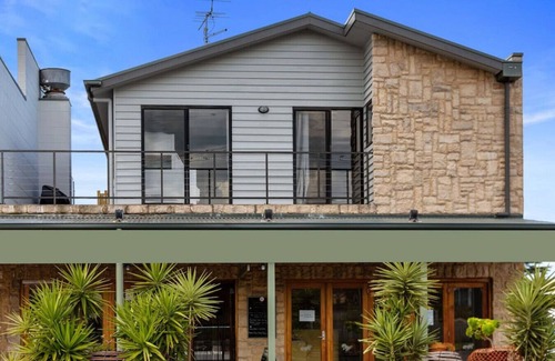 Apollo Bay Apartment | Pebble on Pascoe - Central apartment