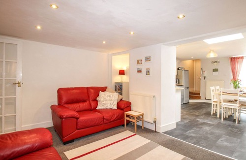 Isle of Portland Cottage | PEBBLE REEF, with hot tub in Easton, Portland