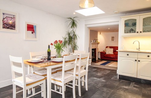 Isle of Portland Cottage | PEBBLE REEF, with hot tub in Easton, Portland