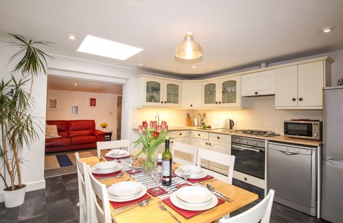 Isle of Portland Cottage | PEBBLE REEF, with hot tub in Easton, Portland