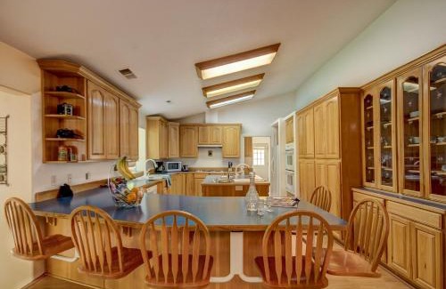 Hurricane House | Pecan Point by KABINO Mountain Trail Access Foosball Table Private Yard Firepit WiFi Grill
