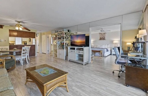 Kaanapali Apartment | Peekaboo Ocean View 1 br Gem